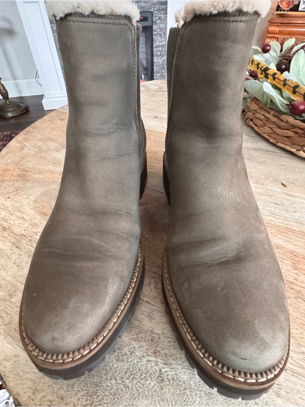 Women’sTOMS Bennet Taupe Nubuck Faux Fur Chelsea Lug Boots Water Resistant Size